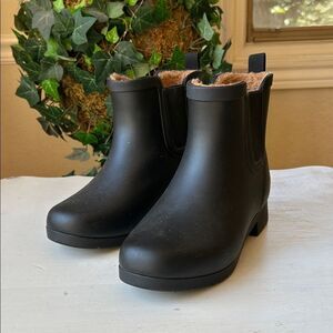 Chooka Black Slip On Waterproof Winter Boots Textured Sole Women’s Size 6 EUC